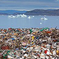 Afval op stort en ijsbergen te Ilulissat / Jakobshavn, Disko-Bay, Groenland